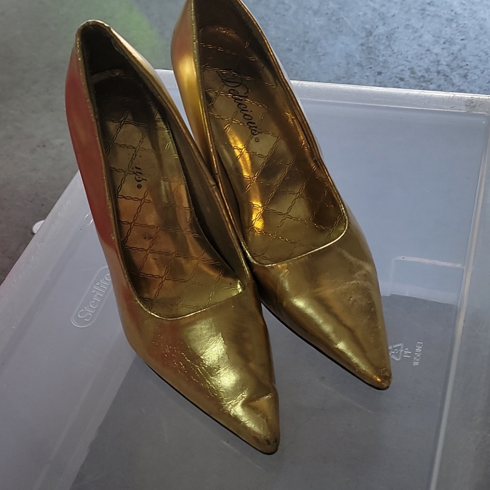 Vintage Gold pointy toe heel
